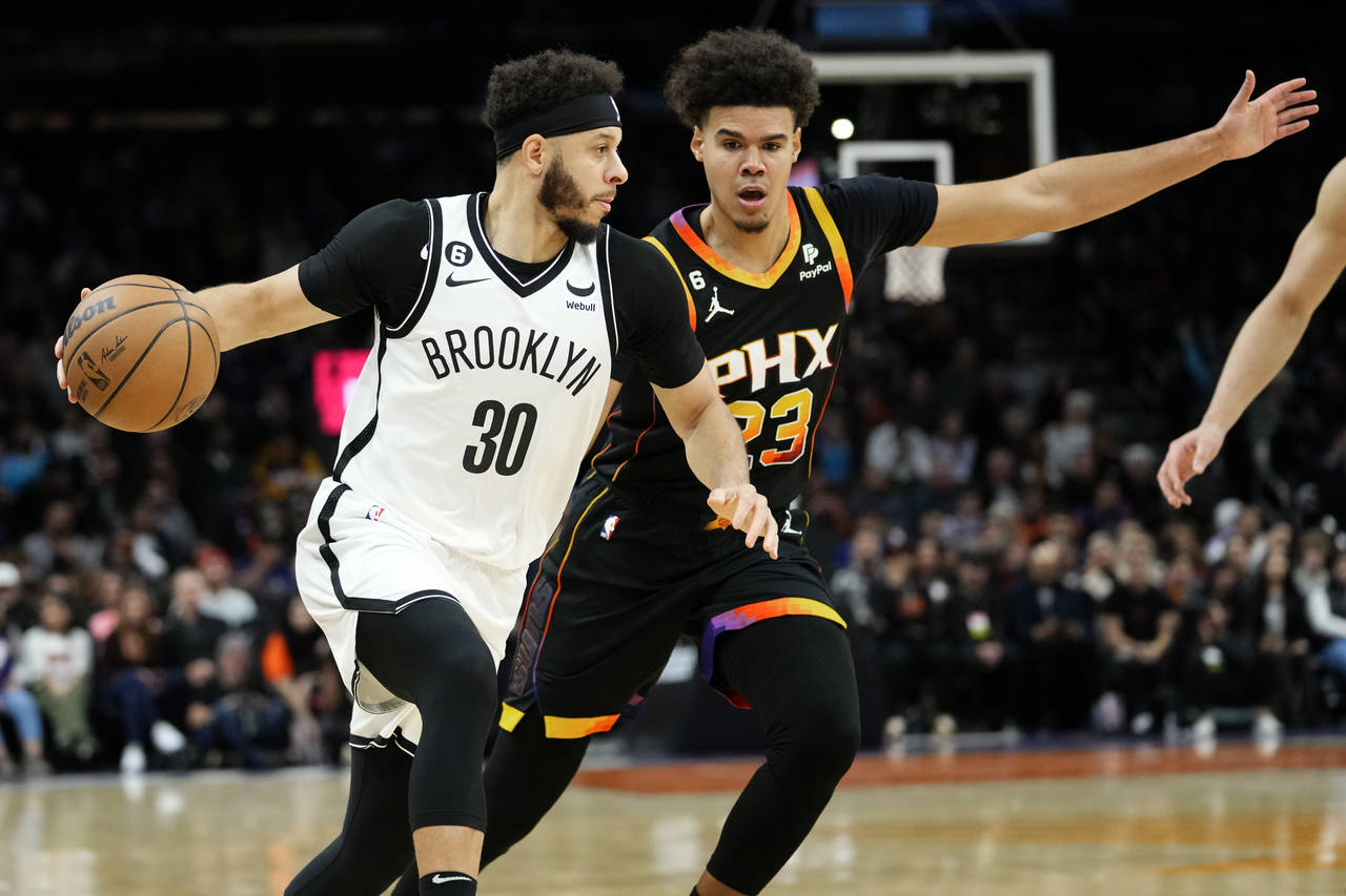 Brooklyn Nets guard Seth Curry (30) drives as Phoenix Suns forward Cameron Johnson (23) defends dur...