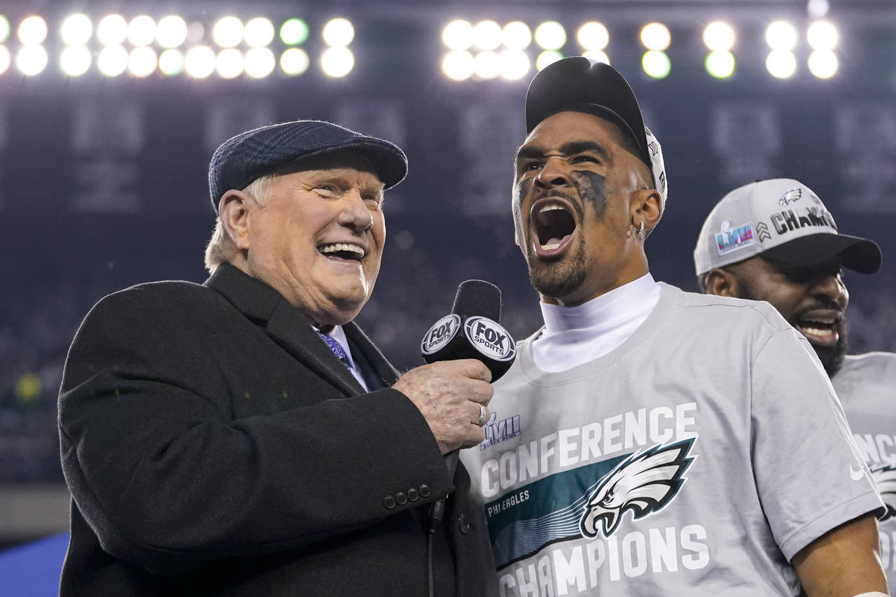 Philadelphia Eagles quarterback Jalen Hurts, center, reacts while speaking toTerry Bradshaw, left, ...