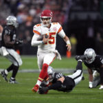 Mahomes sets record, Chiefs beat Raiders for AFC's top seed