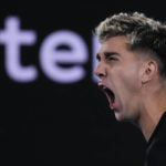 Murray edges Kokkinakis after 4 a.m. at Australian Open