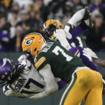 Rodgers, Packers rout Vikings 41-17, control playoff fate