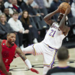 James scores 37, Lakers rally past Trail Blazers 121-112
