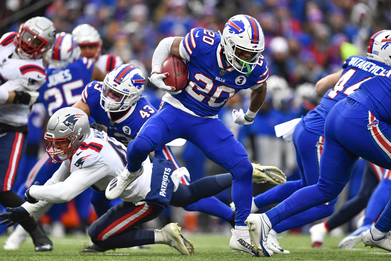 Buffalo Bills running back Nyheim Hines (20) runs in a touchdown on a kickoff return during the fir...