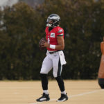 Hurts resumes throwing, Johnson returns for banged-up Eagles