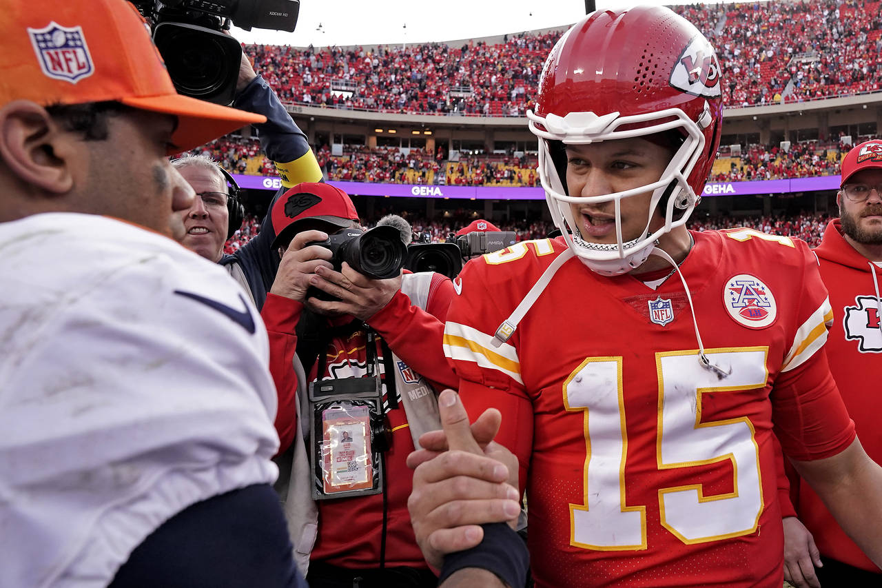 Kansas City Chiefs quarterback Patrick Mahomes (15) and Denver Broncos quarterback Russell Wilson (...