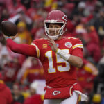 Chiefs' Mahomes hurts ankle, questionable to return vs. Jags