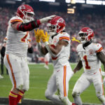 Mahomes sets record, Chiefs beat Raiders for AFC's top seed