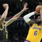 James pours in 43 as Lakers hold off Hornets, 121-115
