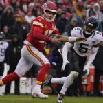 Chiefs, led by hobbled Mahomes, beat Jags 27-20 in playoffs