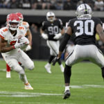 Mahomes sets record, Chiefs beat Raiders for AFC's top seed