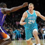Suns win 4th straight, roll past Hornets 128-97