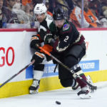 Flyers net 5 goals in 2nd, beat Coyotes for 4th straight win