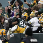 Rodgers, Packers rout Vikings 41-17, control playoff fate