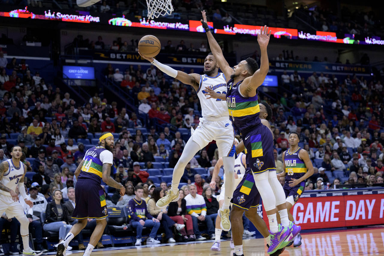 Washington Wizards guard Monte Morris (22) shoots against New Orleans Pelicans guard CJ McCollum (3...