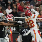 Mahomes sets record, Chiefs beat Raiders for AFC's top seed