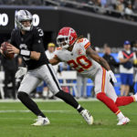 Mahomes sets record, Chiefs beat Raiders for AFC's top seed