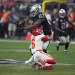 Mahomes sets record, Chiefs beat Raiders for AFC's top seed