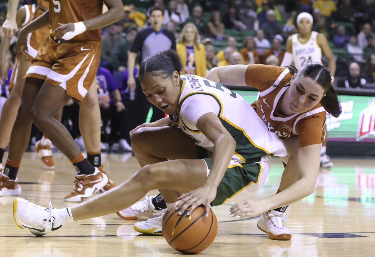 Baylor guard Darianna Littlepage-Buggs (5) reaches back while grabbing the ball over Texas guard Sh...
