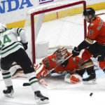 Gibson stops 35 shots, Ducks blank Stars 2-0