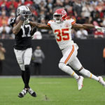 Mahomes sets record, Chiefs beat Raiders for AFC's top seed