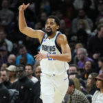 Dinwiddie scores 36, Mavs top Suns 99-95 after Doncic hurt