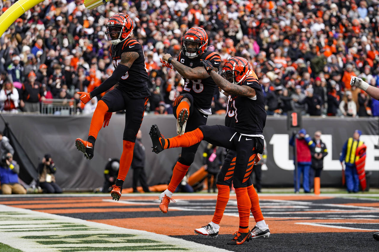 Cincinnati Bengals running back Joe Mixon, center, celebrates a touchdown against the Baltimore Rav...