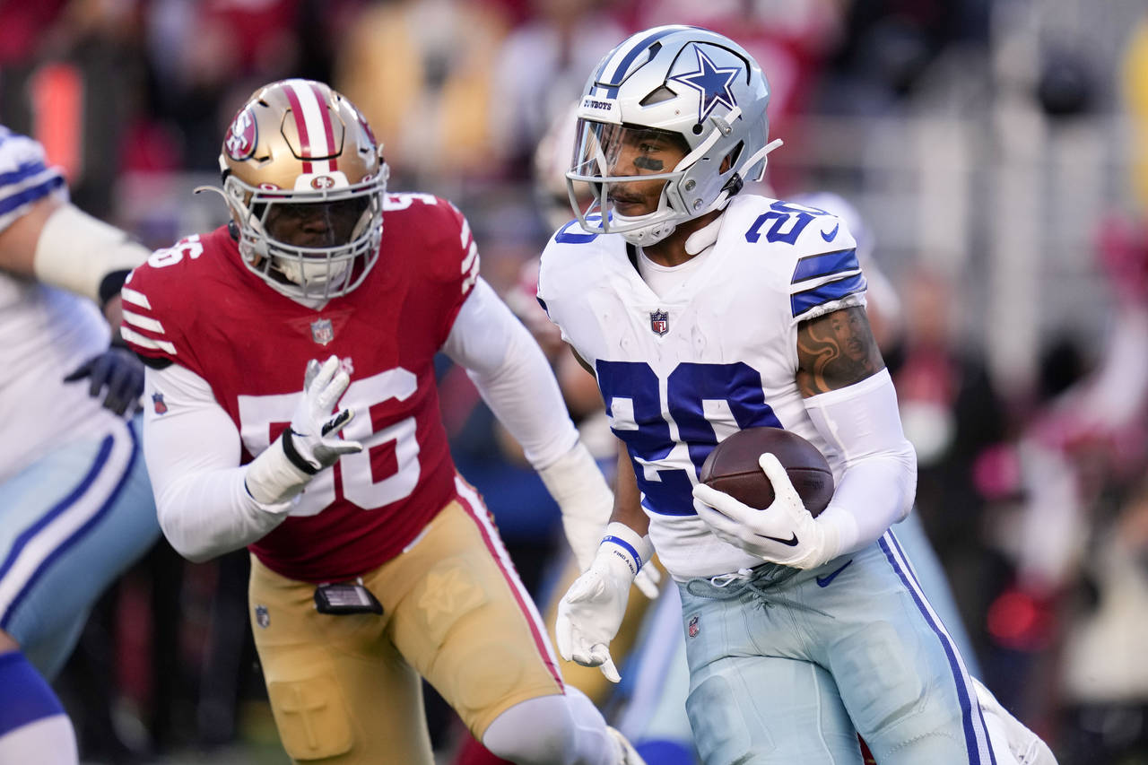 Dallas Cowboys running back Tony Pollard (20) runs against San Francisco 49ers defensive end Samson...