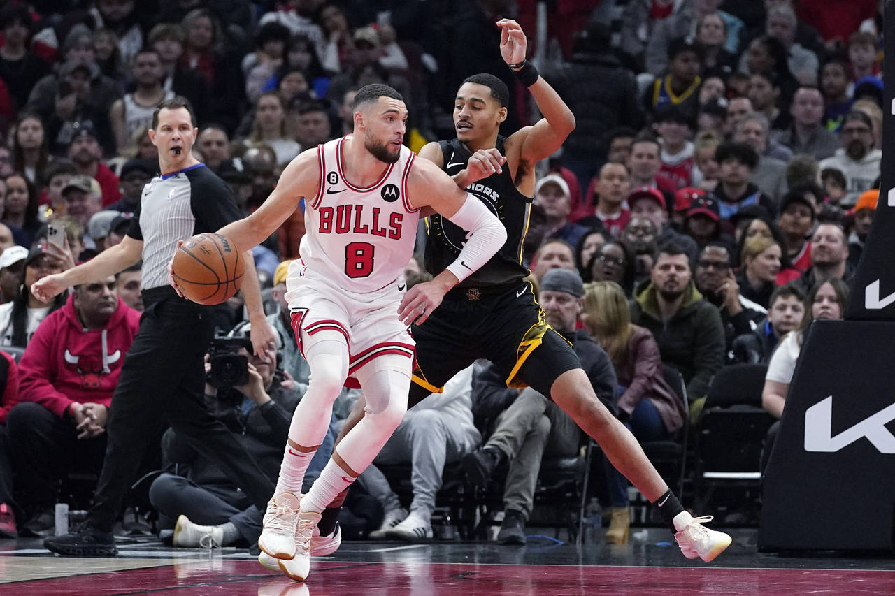 Chicago Bulls guard Zach LaVine (8) drives against Golden State Warriors guard Jordan Poole, right,...