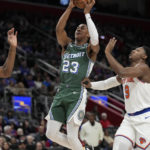 Randle's 42 leads Knicks to 11th straight win over Pistons