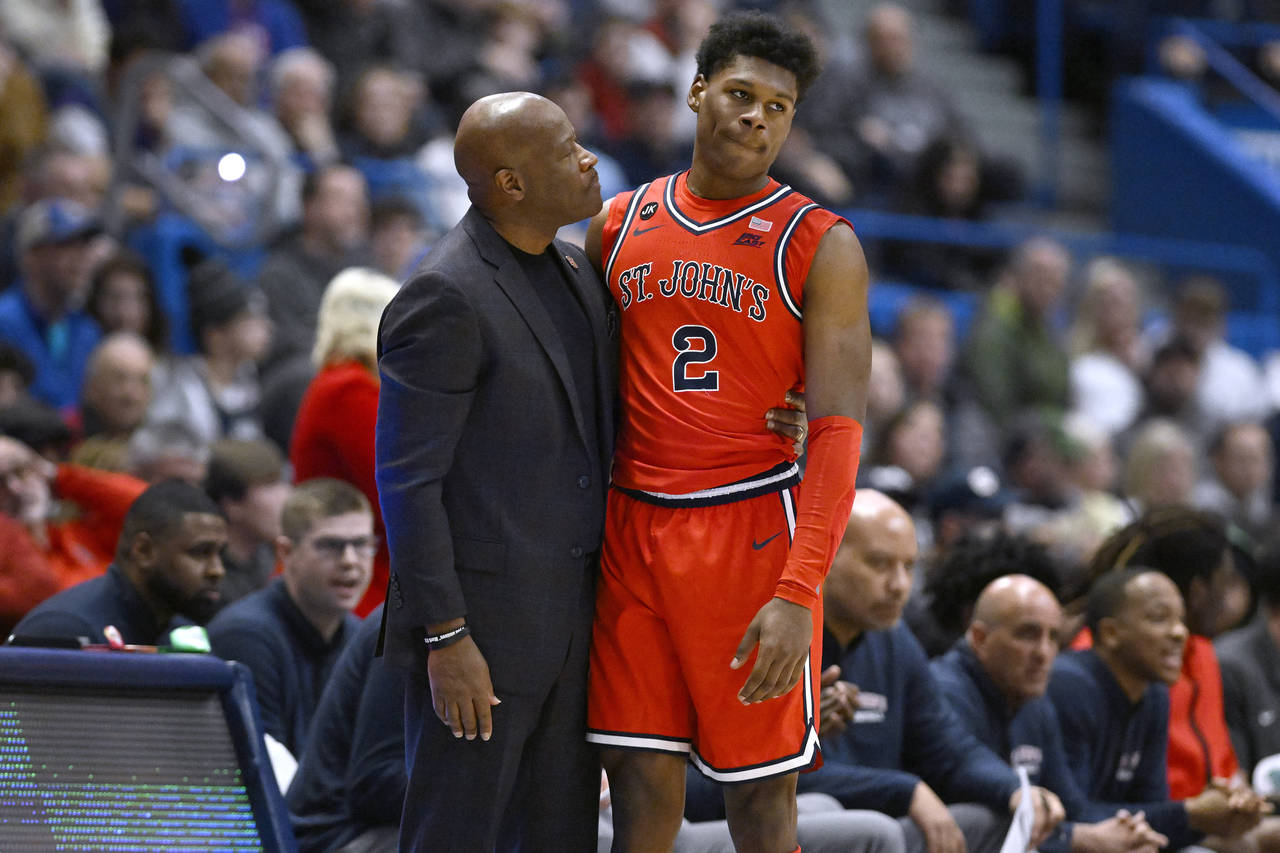 St. John's head coach Mike Anderson talks with St. John's AJ Storr (2) in the first half of an NCAA...