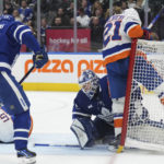 Nylander helps Maple Leafs beat slumping Islanders 5-2