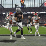 Mahomes sets record, Chiefs beat Raiders for AFC's top seed