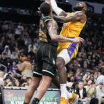 James pours in 43 as Lakers hold off Hornets, 121-115