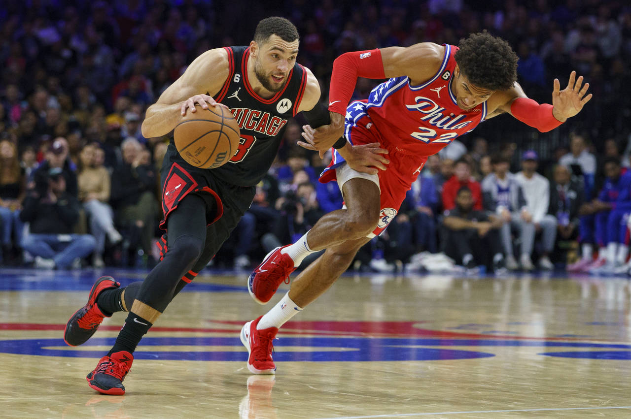 Chicago Bulls' Zach LaVine, left, drives to the basket against Philadelphia 76ers' Matisse Thybulle...