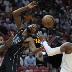 Durant leaves Nets game in Miami with right knee injury