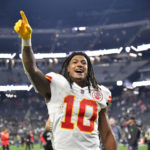 Mahomes sets record, Chiefs beat Raiders for AFC's top seed