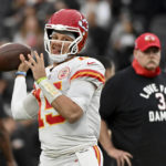 Mahomes sets record, Chiefs beat Raiders for AFC's top seed