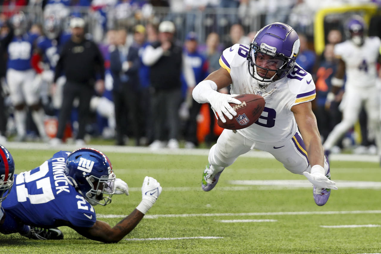 Minnesota Vikings wide receiver Justin Jefferson (18) catches a 17-yard touchdown pass ahead New Yo...