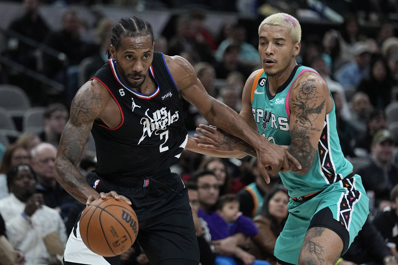 Los Angeles Clippers forward Kawhi Leonard (2) drives around San Antonio Spurs forward Jeremy Socha...