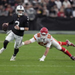 Mahomes sets record, Chiefs beat Raiders for AFC's top seed