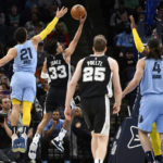 Grizzlies withstand late rally to defeat Spurs 121-113
