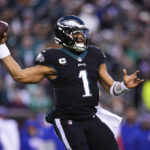 Hurts returns from injury, leads Eagles to No. 1 seed in NFC