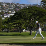 Spieth, Kirk share early lead on gorgeous day at Sony Open