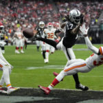 Mahomes sets record, Chiefs beat Raiders for AFC's top seed