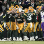 Rodgers, Packers rout Vikings 41-17, control playoff fate