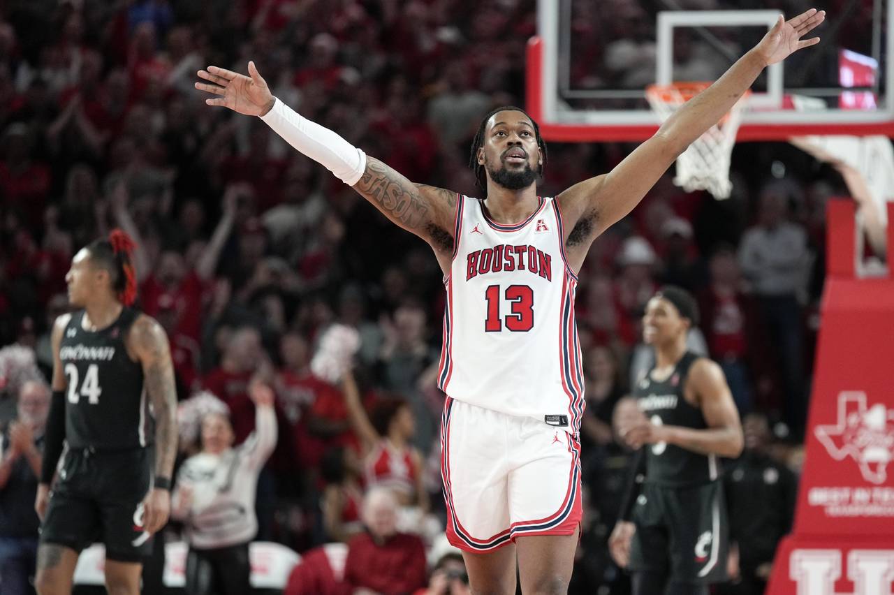 Houston forward J'Wan Roberts (13) reacts after a Cincinnati shot clock violation during the second...