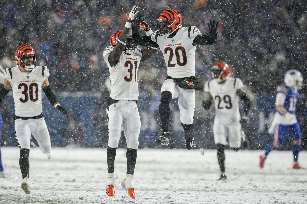 Cincinnati Bengals safety Michael Thomas (31) and Cincinnati Bengals cornerback Eli Apple (20) reac...