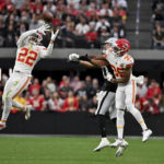 Mahomes sets record, Chiefs beat Raiders for AFC's top seed