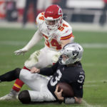 Mahomes sets record, Chiefs beat Raiders for AFC's top seed