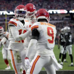 Mahomes sets record, Chiefs beat Raiders for AFC's top seed